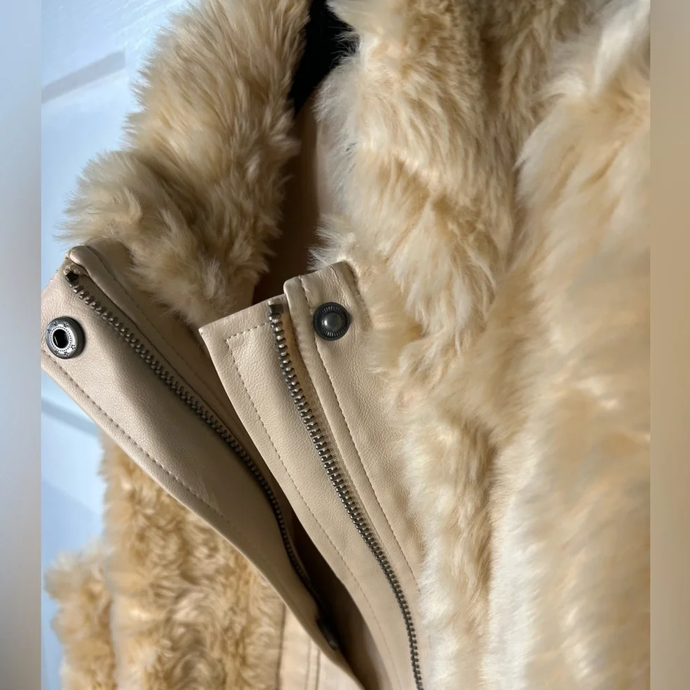 Women’s small Love Tree white cream tan faux fur vest faux leather button zip up - Picture 5 of 11